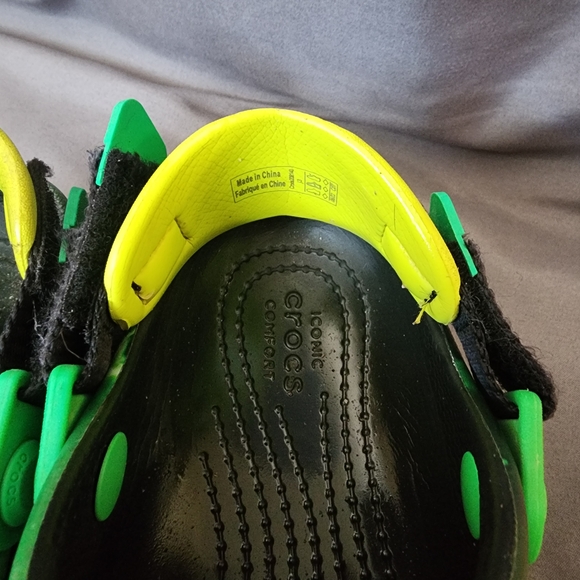 CROCS Green Kids Sandals with Alien Charms - Picture 4 of 9